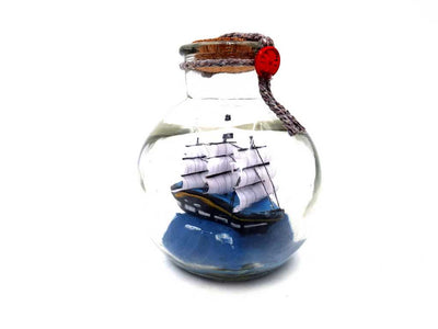 Miniatuurzeilschip in een fles met mogelijkheid tot personalisatie door gravure – klassieke maritieme decoratie als cadeau, 10 x 10 x 11 cm