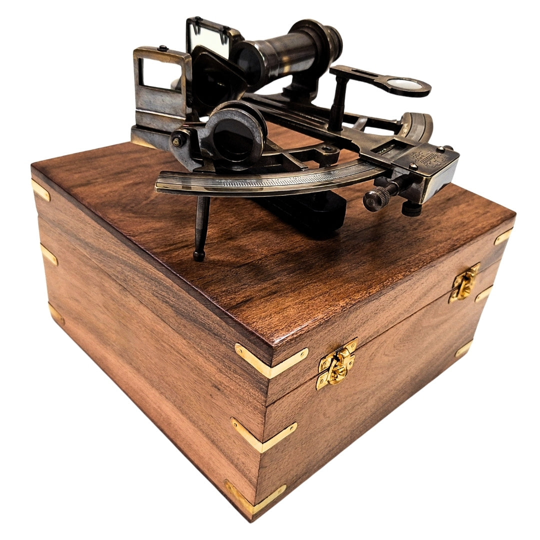Messing sextant met gravure in houten doos