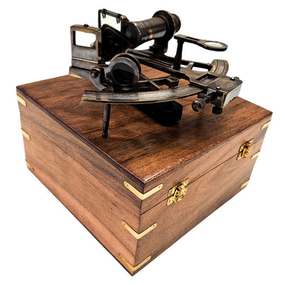 Messing sextant met gravure in houten doos