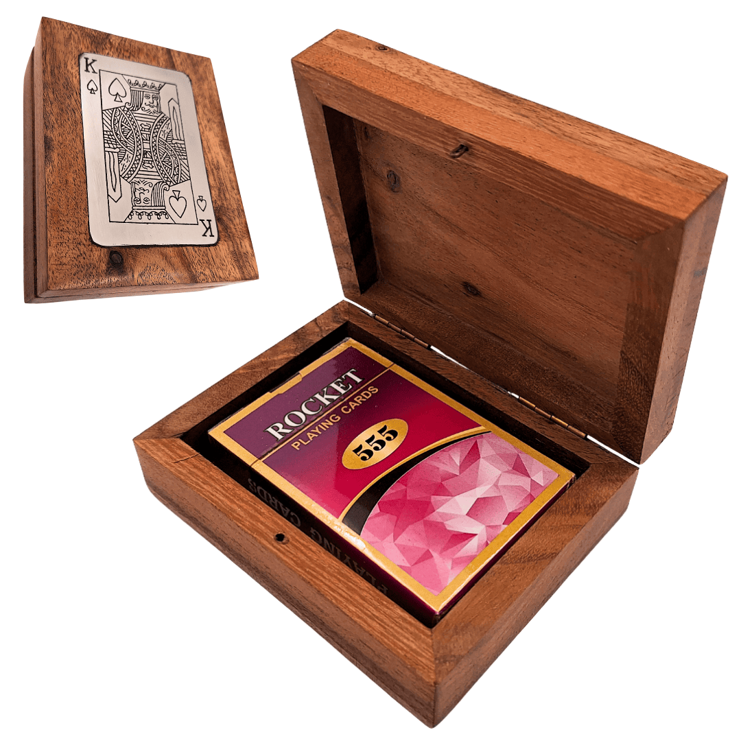 Elegant kaartspel in decoratieve houten doos met aluminium koningsplaatje - personalisatie met gravure - ideaal cadeau voor liefhebbers van kaartspellen - afmetingen doos 11,5 x 8 x 4 cm