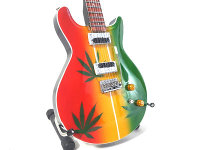 Mini-gitaar Bob Marley Tribute Ganja MGT-0468 met mogelijkheid tot personalisatie met gravure, ideaal cadeau voor reggaefans, handgemaakt van mahoniehout, hoogte 27,5 cm, geel, rood, groen, wit