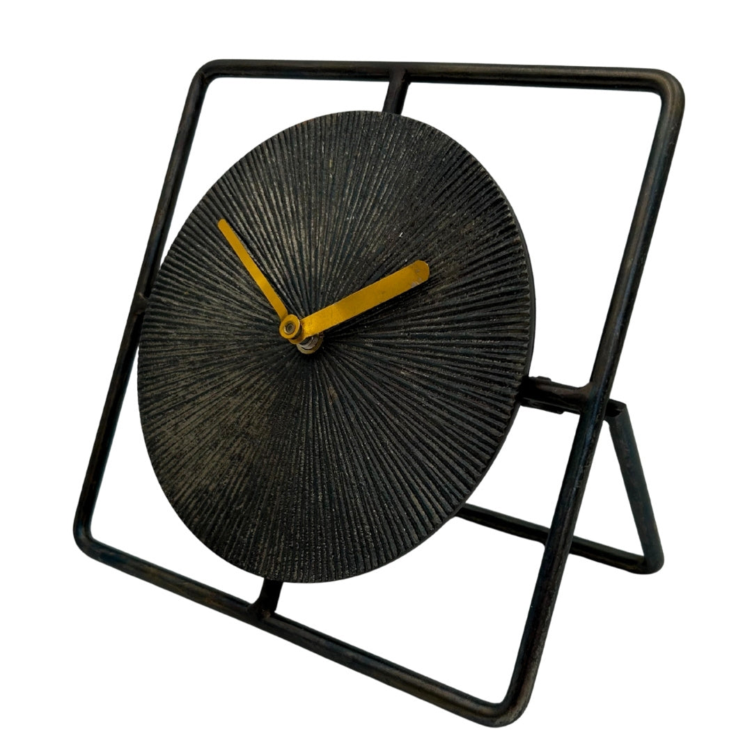 Elegante ronde metalen klok 20 cm in zwart-goud met mogelijkheid tot personalisatie met gravure