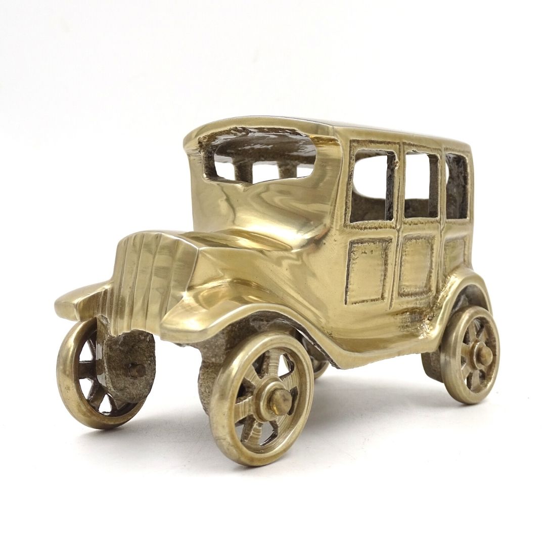 Metalen model van een retro BMW Dixi-auto in antiek messingkleur met personaliseerbare gravure