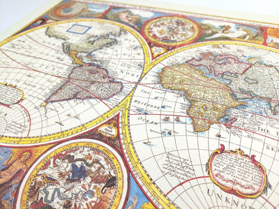 Retro wereldkaart met gravure - gepersonaliseerde decoratie als cadeau - herdruk van John Speed uit 1651 - afmetingen 52 x 39 cm - kleurrijke en gedetailleerde afbeelding