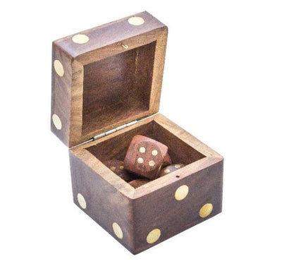 Houten dobbelstenen in een elegante doos met mogelijkheid tot personalisatie met gravure
