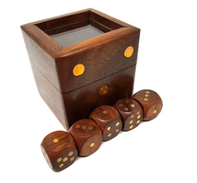 Dobbelspel in een elegant houten doosje met glazen bovenkant, mogelijkheid tot personalisatie met gravure, ideaal als cadeau, 5x5 cm, voor personen ouder dan 14 jaar