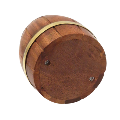 Houten spaarpot in de vorm van een ton met messing beslag