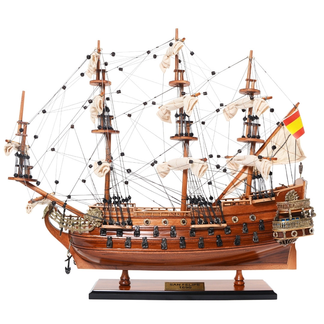 Exclusief model van het zeilschip San Felipe SF45R met gehesen zeilen, handgemaakt van exotisch hout, mogelijkheid tot personalisatie met gravure, ideaal als cadeau, afmetingen 48,3 cm x 17,8 cm x 45,7 cm
