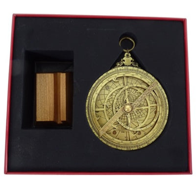 Europees astrolabium H32 – premium renaissance-replica met mogelijkheid tot personalisatie met gravure – ideaal cadeau met elegante houten voet – hoogte 12 cm, met de hand vervaardigd met oog voor detail