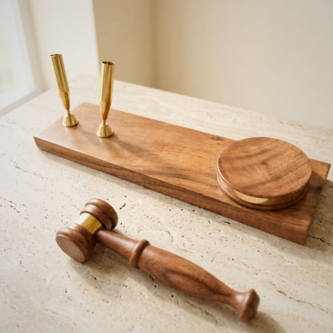 Rechtershamer met gepersonaliseerde gravure op houten voet – elegante pennenhouder in donkerhoutkleur