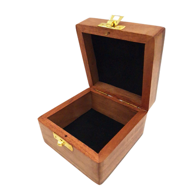 Houten geschenkdoos 6 x 6 x 4 cm met mogelijkheid tot graveren, bruin, met stoffen voering en messing sluiting