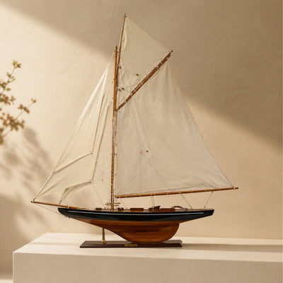 Model van het jacht Columbia met gaffeltuigage, hoogte 104 cm, houten, met mogelijkheid tot personalisatie door gravure