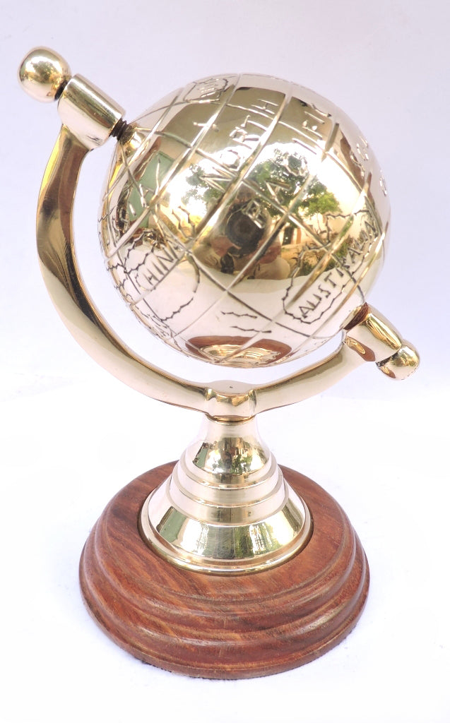 Decoratieve metalen wereldbol GWB61 met handgegraveerde contouren van continenten en mogelijkheid tot personalisatie