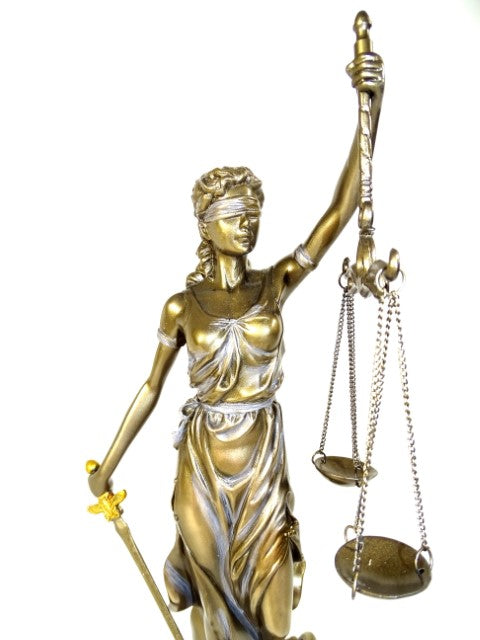 Beeldje Themis 35 cm met mogelijkheid tot personalisatie met gravure - elegant cadeau voor een advocaat, rechter of juridisch adviseur, gemaakt van polyresin in goudkleur met antieke afwerking