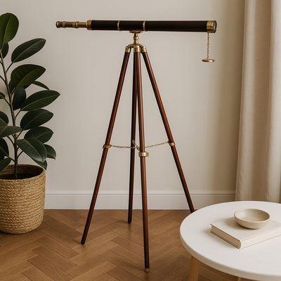 Decoratieve telescoop TWSS op houten driepoot met mogelijkheid tot personalisatie van de gravure