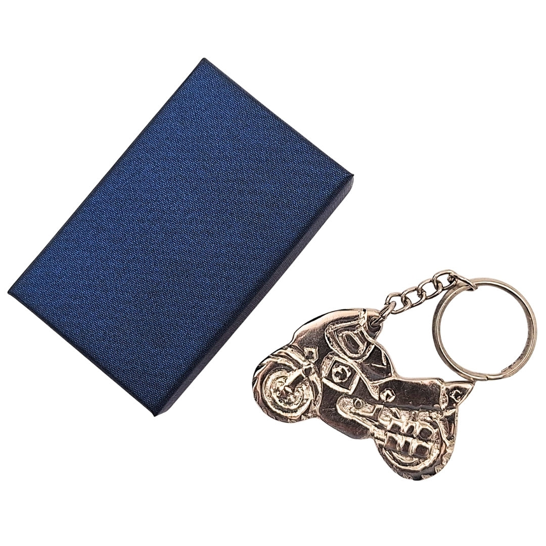 Metalen sleutelhanger motorfiets met mogelijkheid tot gravure in elegante geschenkdoos – stijlvolle gadget voor motorrijder in zilverkleurige tint, gemaakt van stevig metaal, lengte 9,5 cm