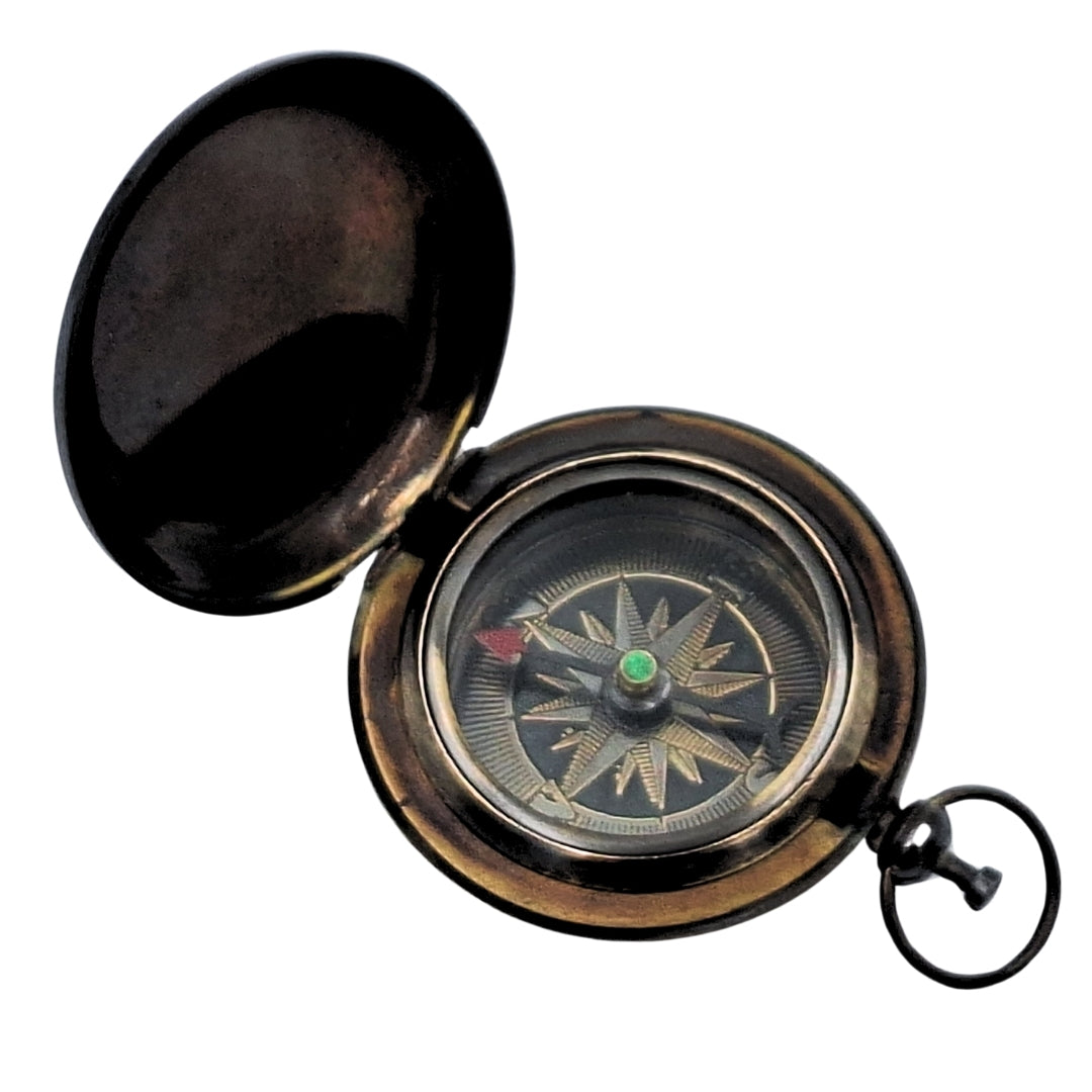 Retro toeristisch kompas van messing met antieke afwerking en mogelijkheid tot graveren – ideaal cadeau voor reizigers en natuurliefhebbers – afmetingen 6 x 5 x 1,75 cm, sluit met een deksel dat het glas beschermt