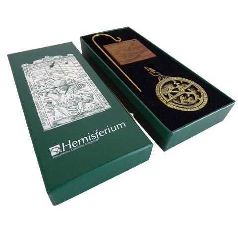 Miniatuur-astrolabium H81 op houten voet met mogelijkheid tot personalisatie met gravure - elegant decoratief element als cadeau voor een astronomieliefhebber, hoogte 13 cm, diameter 4,5 cm, uitzonderlijke afwerking met oog voor detail