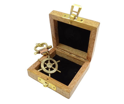 Sleutelhanger Stuurwiel BN-2156 van messing in een elegante houten doos