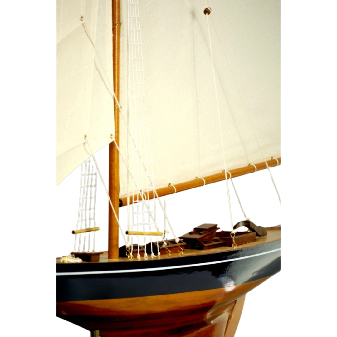 Model van het jacht Columbia met gaffeltuigage, hoogte 104 cm, houten, met mogelijkheid tot personalisatie door gravure