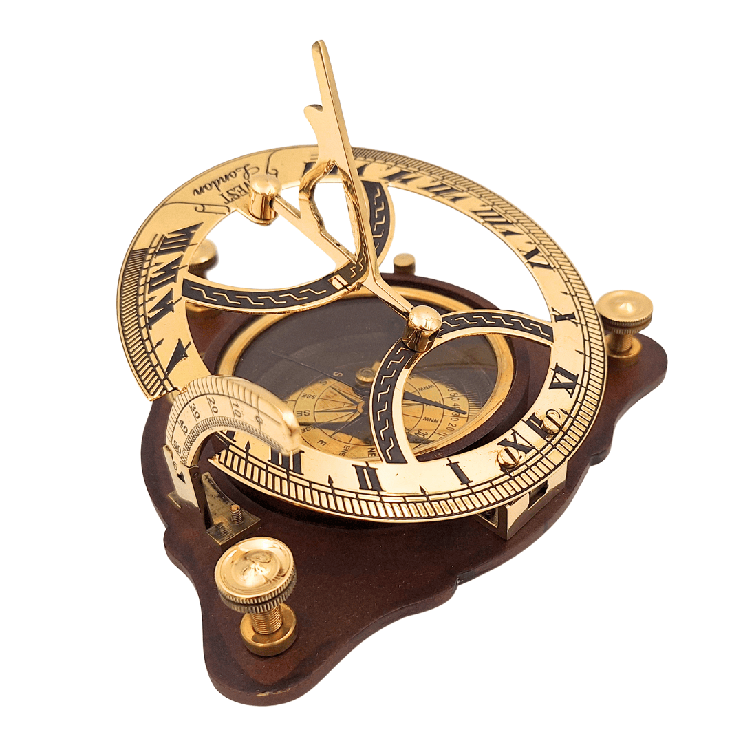Elegant messing kompas met zonnewijzer op houten voet C064 met mogelijkheid tot personalisatie met gravure
