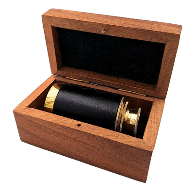 Retro messing verrekijker met gravure in houten doos