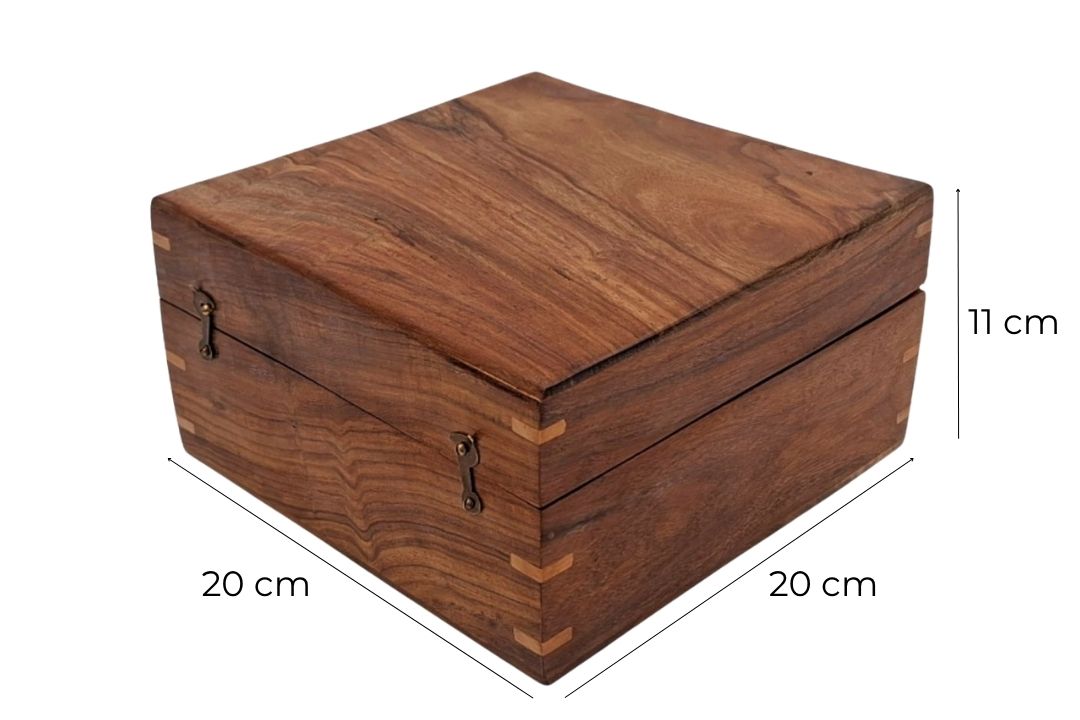 Elegante houten geschenkdoos 20x20x11 cm met marineblauwe inzet en optie voor personalisatie door gravure