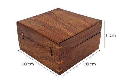 Elegante houten geschenkdoos 20x20x11 cm met marineblauwe inzet en optie voor personalisatie door gravure