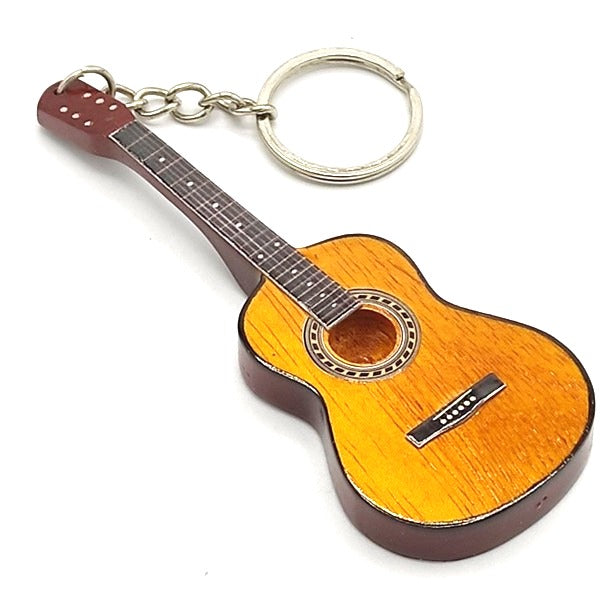 Mahoniehouten sleutelhanger in de vorm van een klassieke gitaar EGK-1143 met mogelijkheid tot personalisatie met gravure
