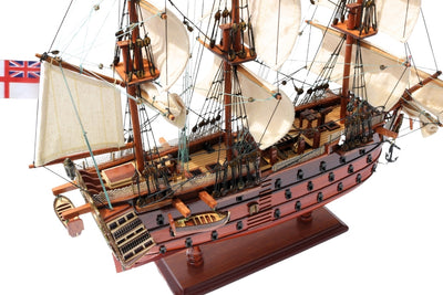 Model van het zeilschip HMS Victory, gemonteerd, 54 cm - Handgemaakte replica met mogelijkheid tot personalisatie door gravure - Ideaal cadeau voor zeilliefhebbers - Hoge kwaliteit, elegante houten voet
