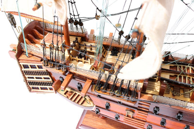 Model van het zeilschip HMS Victory, gemonteerd, 54 cm - Handgemaakte replica met mogelijkheid tot personalisatie door gravure - Ideaal cadeau voor zeilliefhebbers - Hoge kwaliteit, elegante houten voet