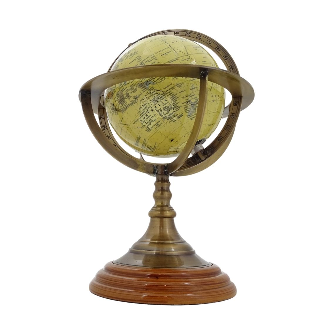 Decoratieve globe met messing voet en personaliseerbaar met gravure