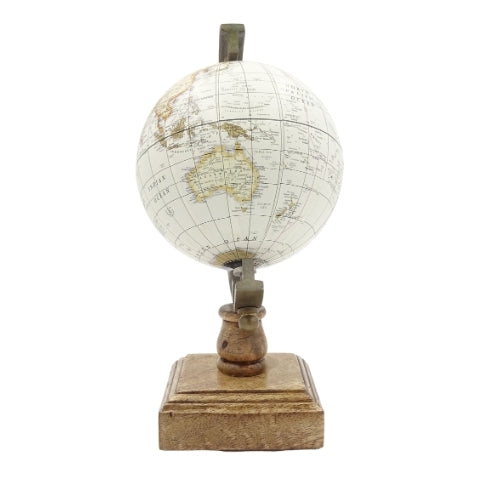 Stijlvolle decoratieve globe Amundsen op houten voet met gravure - elegante decoratie voor klassieke, loft- en koloniale interieurs, ideaal als cadeau - hoogte 26,5 cm, wit-bruine kleur, educatief accent in het Engels