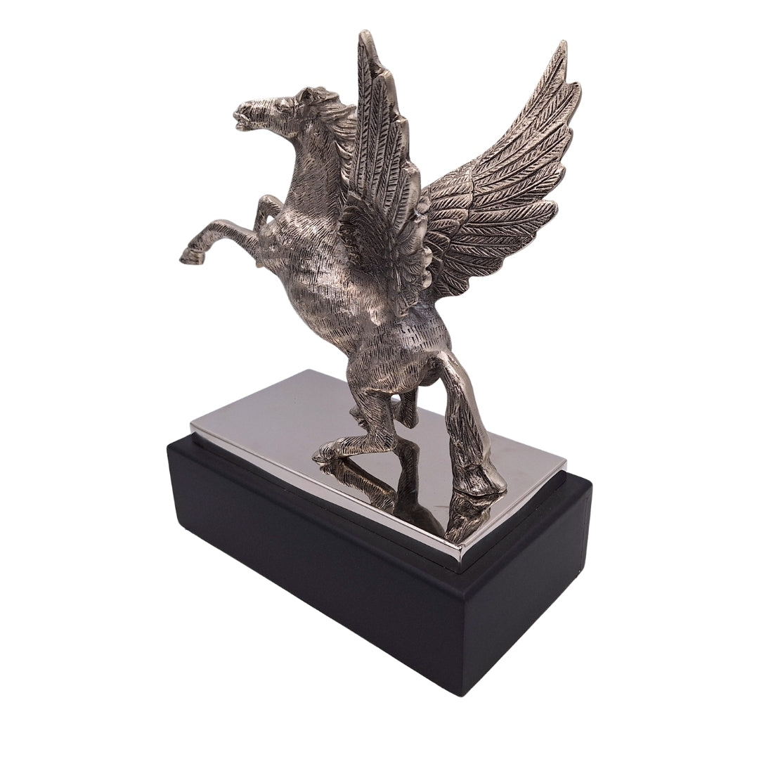 Decoratieve Pegasus-figuur van aluminium op een voet van staal en hout, gepersonaliseerde gravure, elegant cadeau voor liefhebbers van de Griekse mythologie, hoogte 36 cm, kleur zilver met zwarte voet