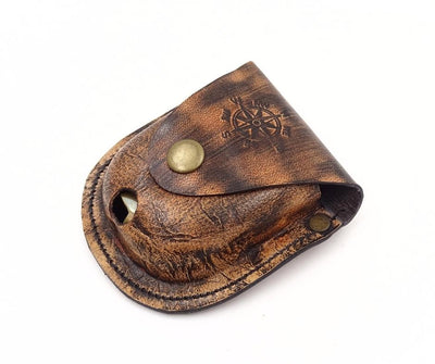 Afsluitbaar kompas met ketting in leren etui C-64