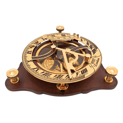 Elegant messing kompas met zonnewijzer op houten voet C064 met mogelijkheid tot personalisatie met gravure