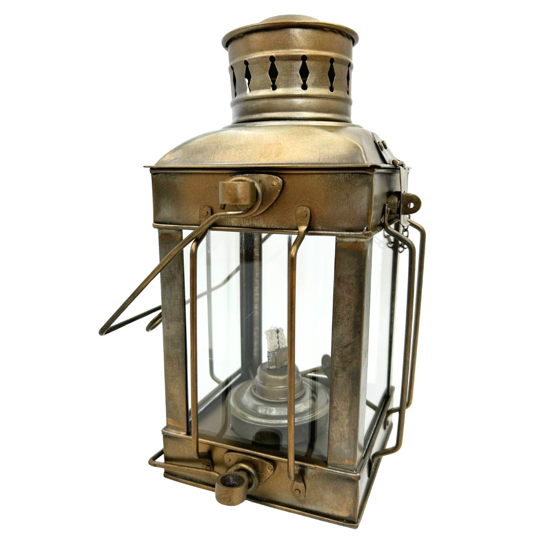 Retro stalen petroleum lamp LT608 in de kleur verouderd messing met graveermogelijkheid