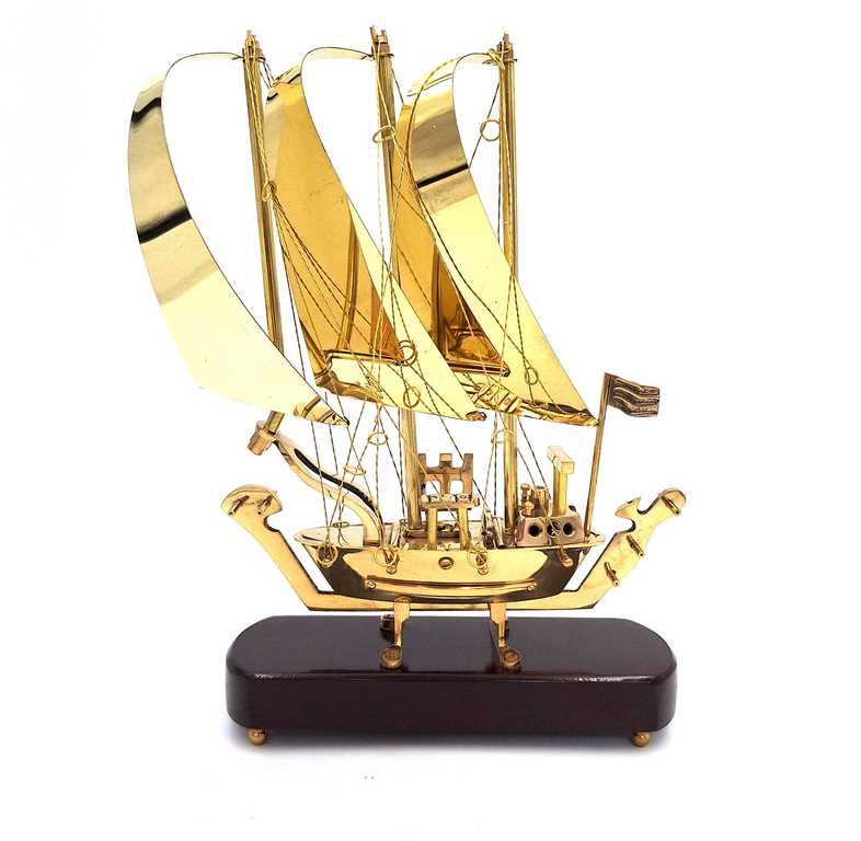 Elegant messing schip op houten voet 30 cm met mogelijkheid tot personalisatie door gravure