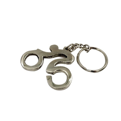 Metalen sleutelhanger fietser met mogelijkheid tot personalisatie met gravure in een elegante marineblauwe geschenkdoos