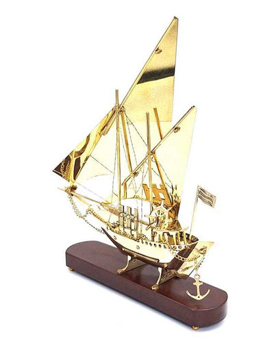 Messing model van een schip op een houten voet, 43 cm, met mogelijkheid tot personalisatie met gravure