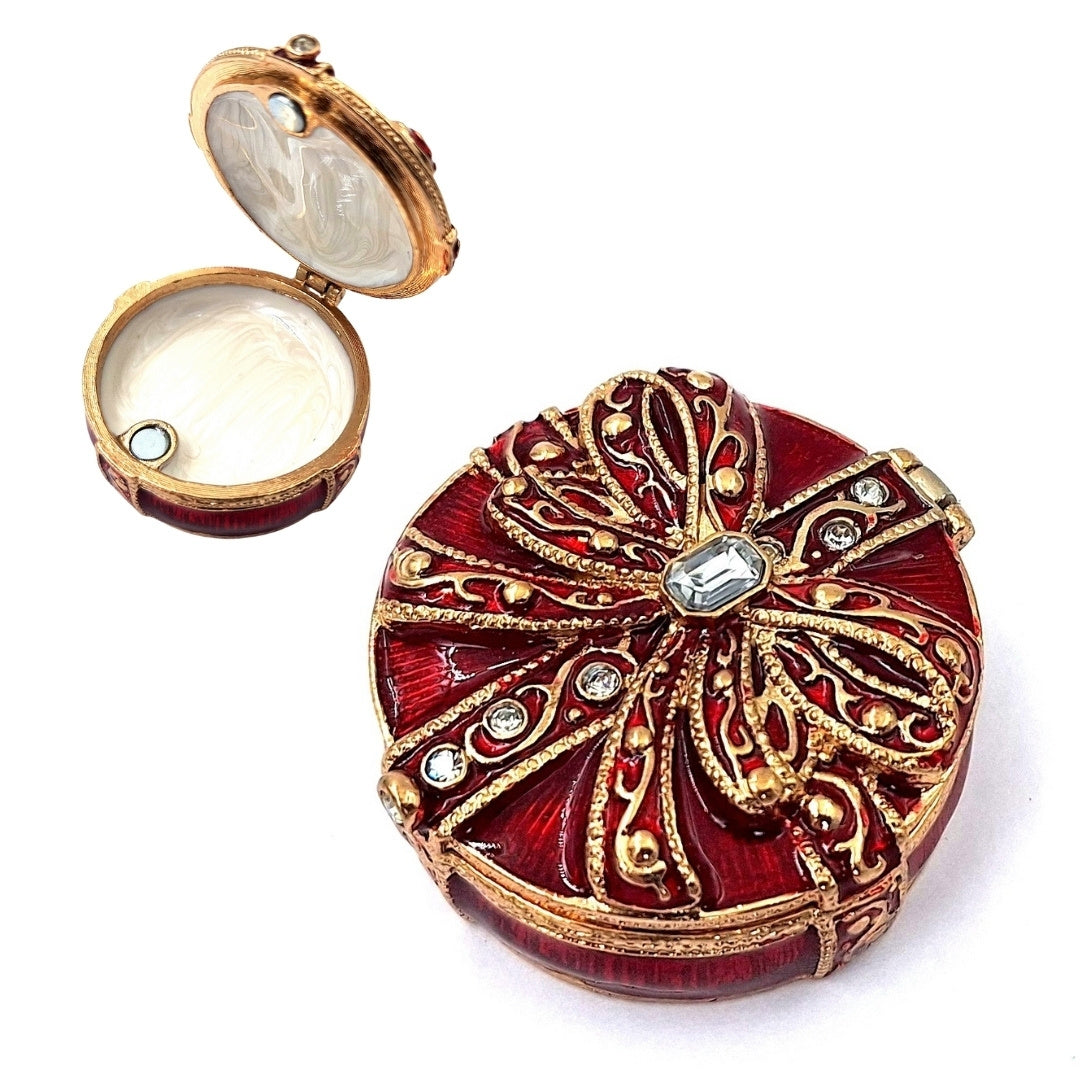 Exclusief metalen geschenkdoosje met kristalletjes B0118-08 in rood-gouden kleur, mogelijkheid tot personalisatie door gravure, ideaal voor sieraden en als elegant cadeau voor elke vrouw, afmetingen 4x4x1 cm, glamourstijl