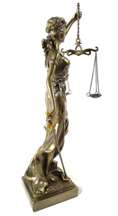 Beeldje Themis 35 cm met mogelijkheid tot personalisatie met gravure - elegant cadeau voor een advocaat, rechter of juridisch adviseur, gemaakt van polyresin in goudkleur met antieke afwerking