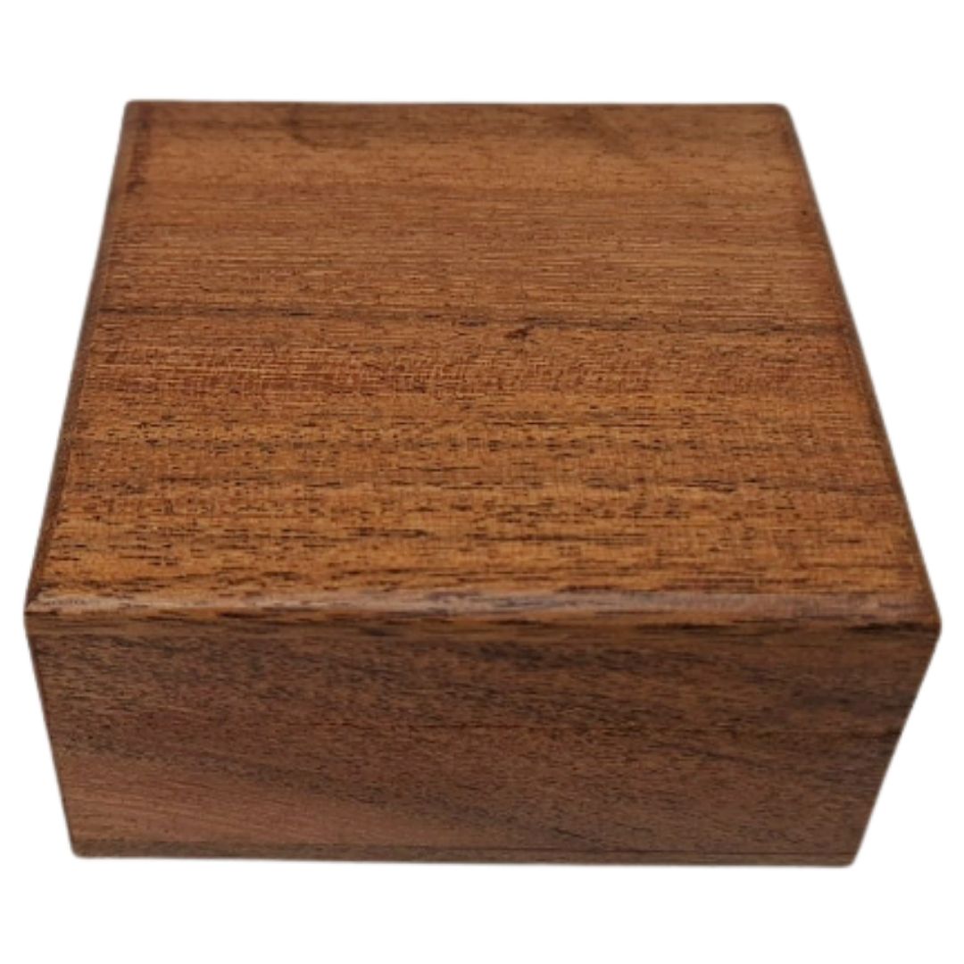 Houten geschenkdoos sieradendoosje 8x8cm met marineblauwe inzet en mogelijkheid tot personalisatie door gravure