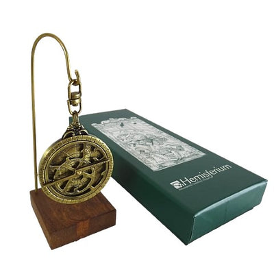 Miniatuur-astrolabium H81 op houten voet met mogelijkheid tot personalisatie met gravure - elegant decoratief element als cadeau voor een astronomieliefhebber, hoogte 13 cm, diameter 4,5 cm, uitzonderlijke afwerking met oog voor detail