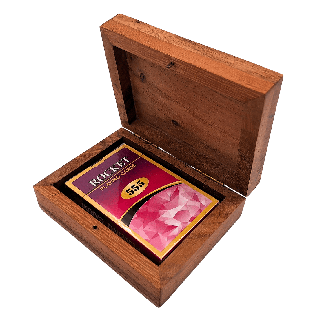 Elegant kaartspel in decoratieve houten doos met aluminium koningsplaatje - personalisatie met gravure - ideaal cadeau voor liefhebbers van kaartspellen - afmetingen doos 11,5 x 8 x 4 cm
