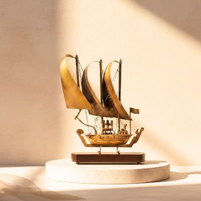 Messing schip op houten voet 38 cm met mogelijkheid tot gravure