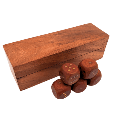 Elegante houten dobbelstenen met messing ogen in een gepersonaliseerd doosje