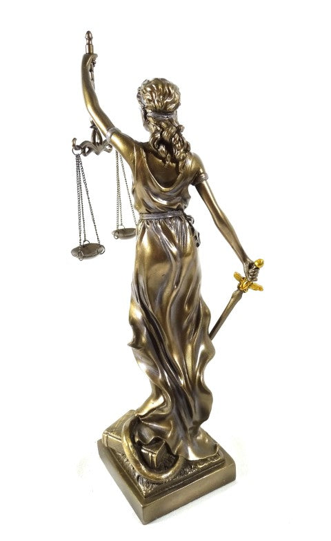 Beeldje Themis 35 cm met mogelijkheid tot personalisatie met gravure - elegant cadeau voor een advocaat, rechter of juridisch adviseur, gemaakt van polyresin in goudkleur met antieke afwerking