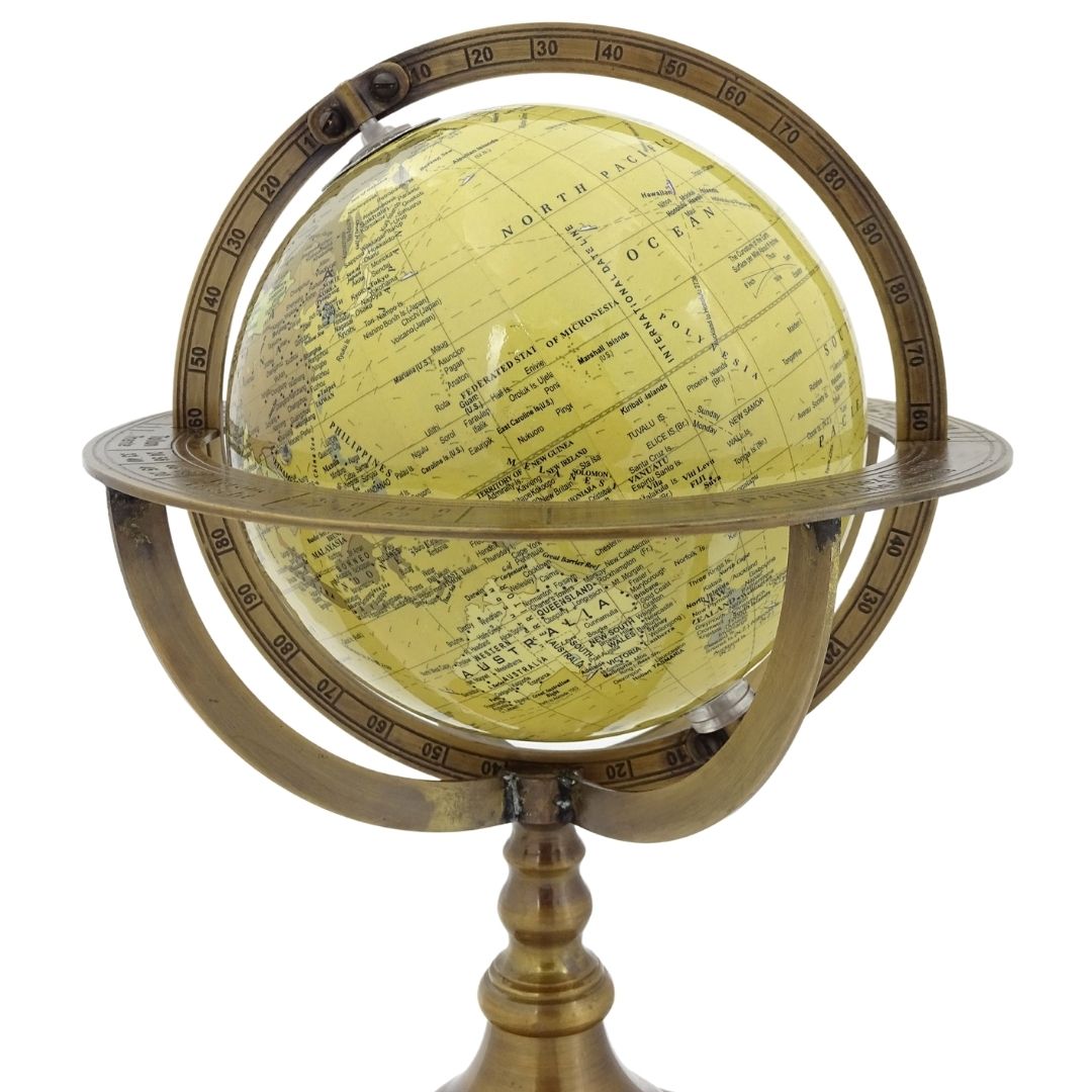Decoratieve globe met messing voet en personaliseerbaar met gravure
