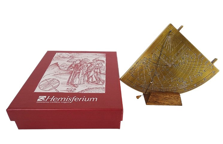 Messing zonnekwadrant Gunter H39 met houten voet, mogelijkheid tot personalisatie met gravure, ideaal cadeau voor liefhebbers van astronomie, hoogte 17 cm, elegante geschenkverpakking